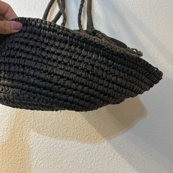 Straw Studios woven circle bag with shoulder straps and crossbody straps - Picture 6 of 8